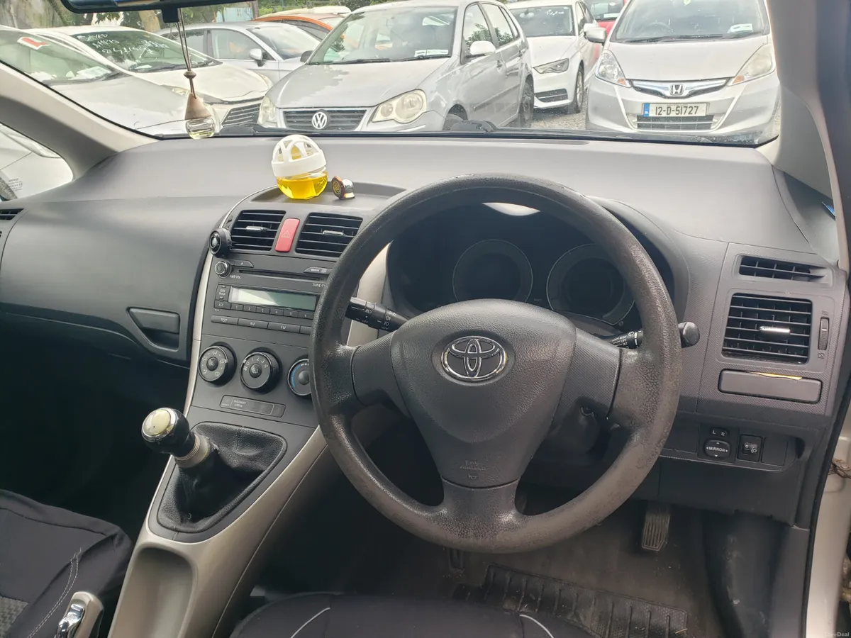 Toyota Auris 2009 - Image 2