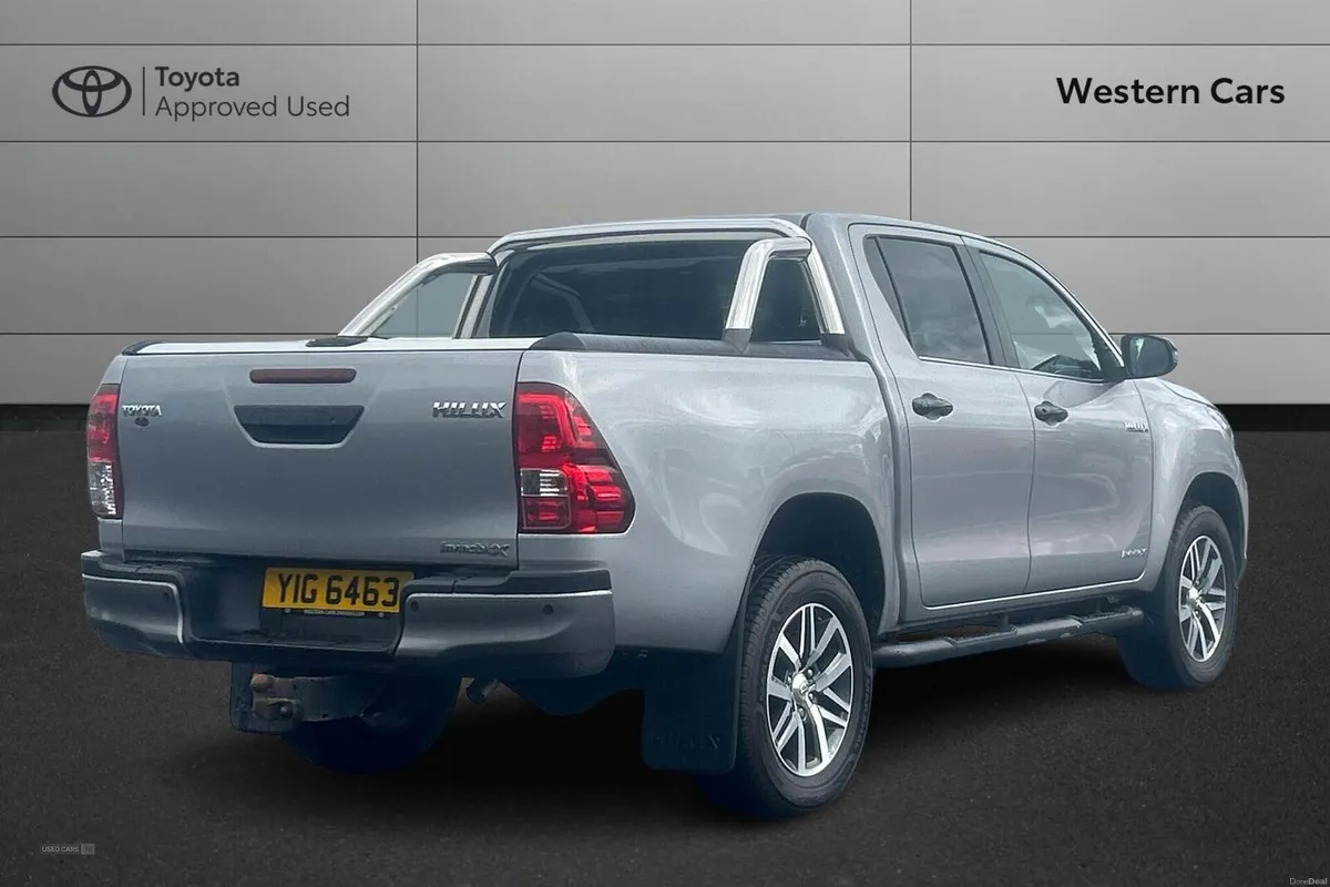 Toyota Hilux 2.4 D-4D Invincible X Auto 4WD Euro 6 - Image 2