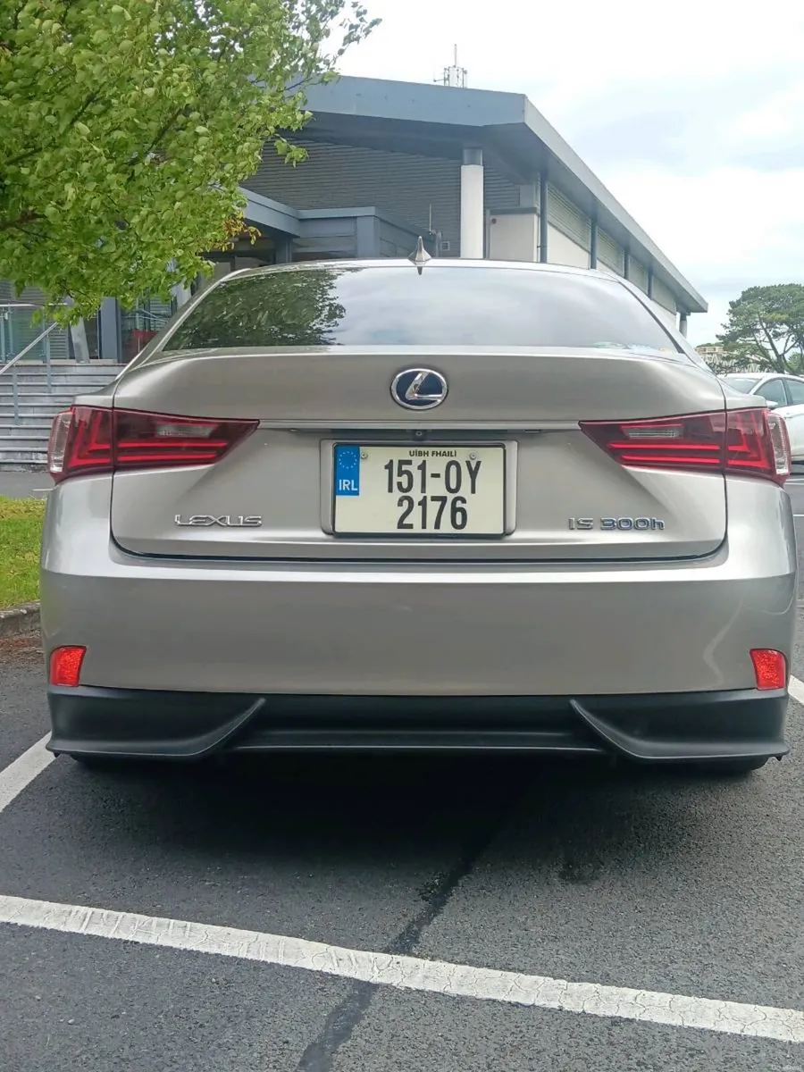 Lexus is300h F SPORT 2015 - Image 2