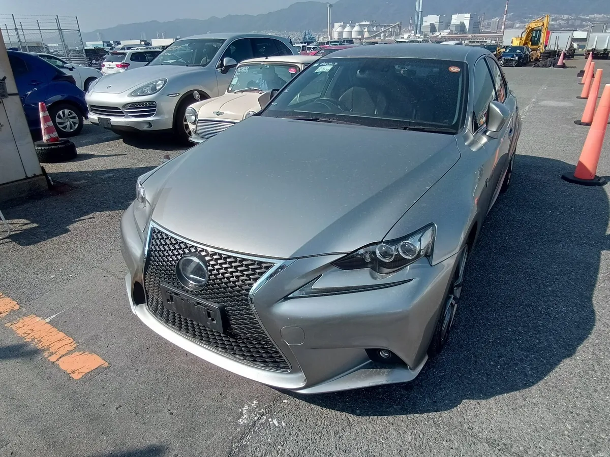 Lexus is300h F SPORT 2015 - Image 4