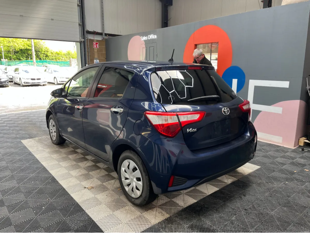 Toyota Vitz 2019 TOYOTA VITZ F 1.0 AUTOMATIC / REV - Image 4