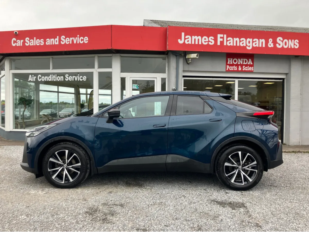 Toyota C-HR HEV SPORT - Image 4