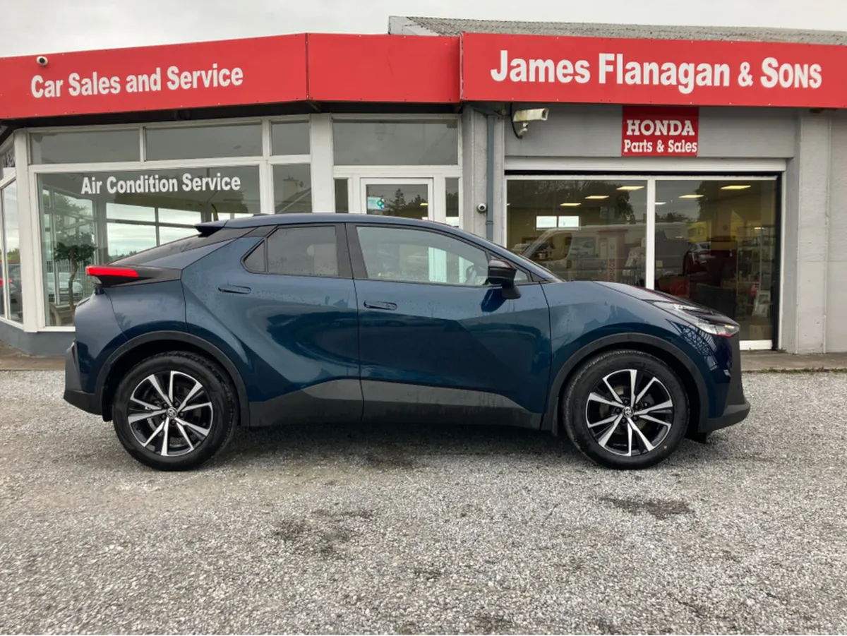 Toyota C-HR HEV SPORT - Image 3