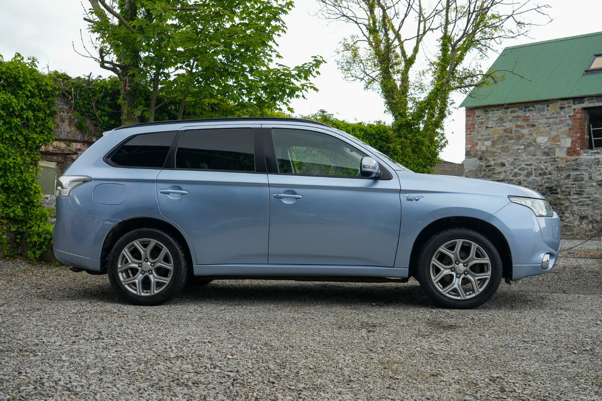 2015 Mitsubishi Outlander 5 Passenger Automatic - Image 3