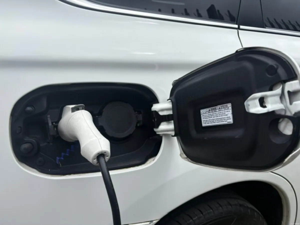 Mitsubishi Outlander 2016 HYBRID 4 WD NCT 2027 - Image 2