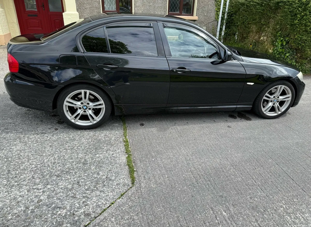 BMW 320d - Image 1