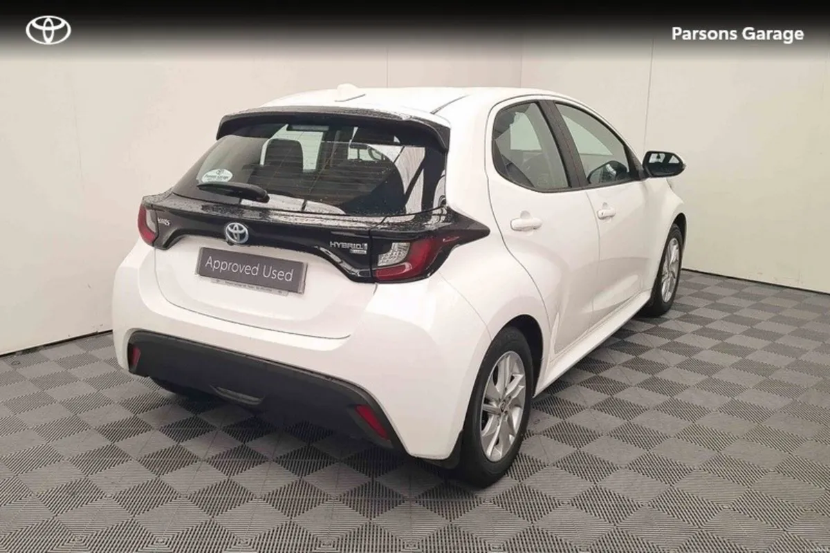 Toyota Yaris YARIS 1.5 HYBRID LUNA - Image 2