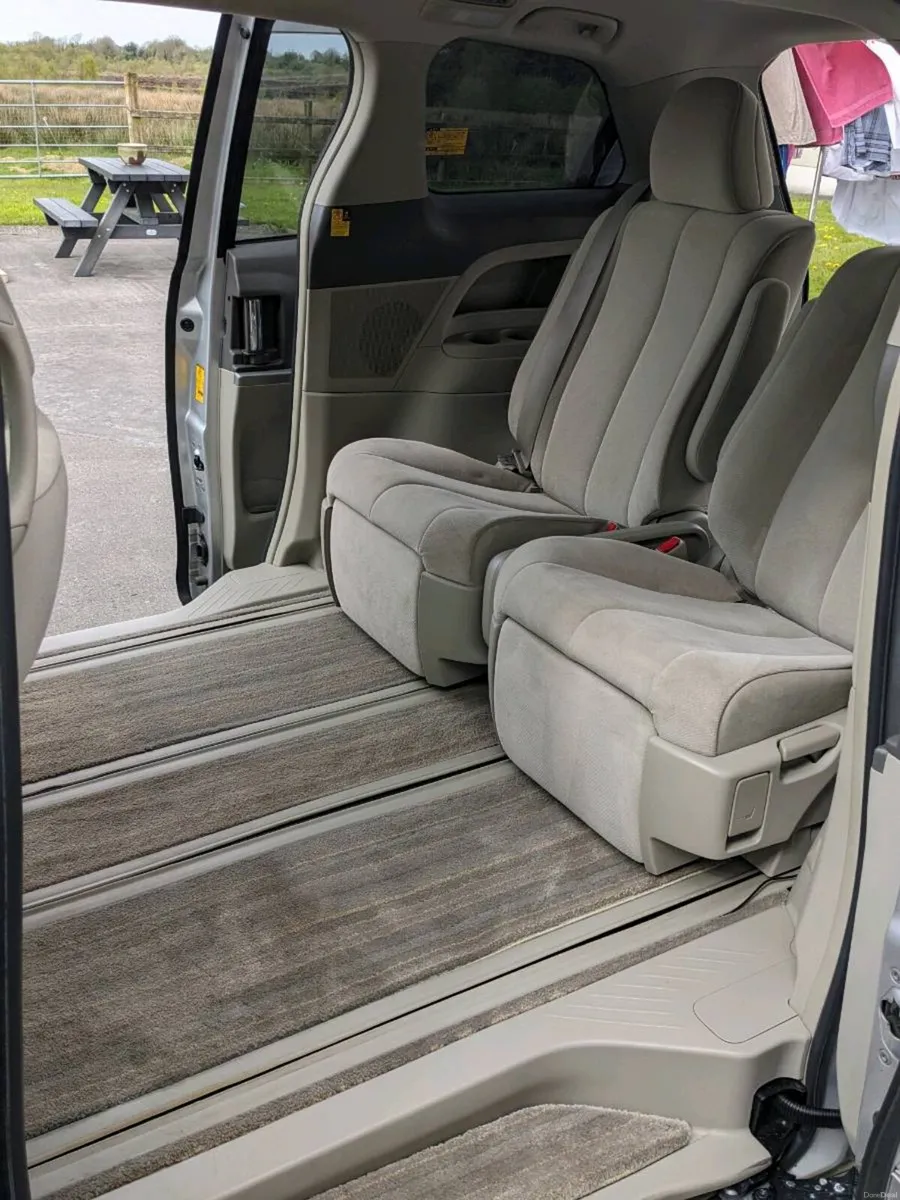 2011 Toyota Estima Hybrid - Image 2