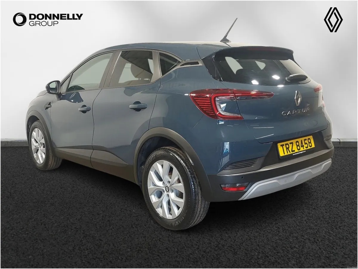 Renault Captur Hatchback Iconic Edition - Image 2