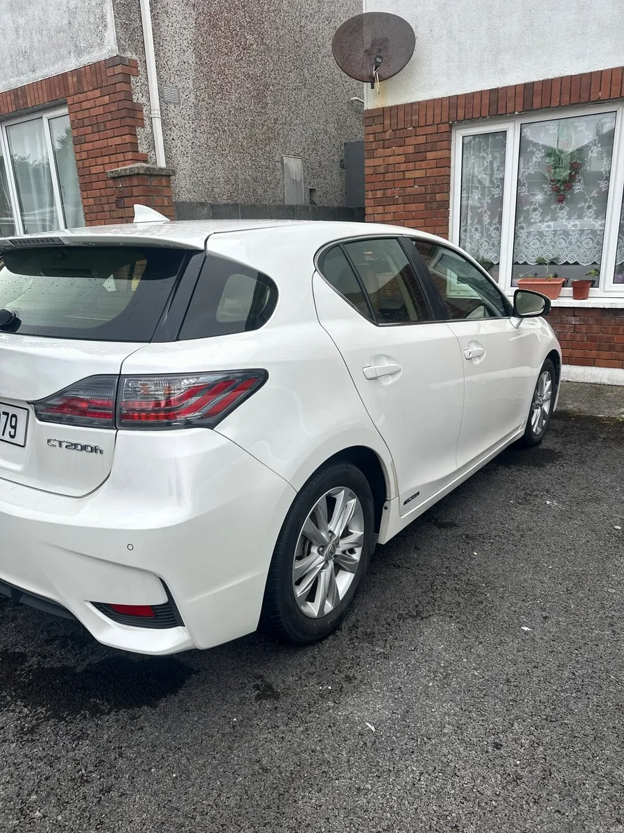 (LIKE NEW) 2015 Lexus CT200h Executive Model - Image 3