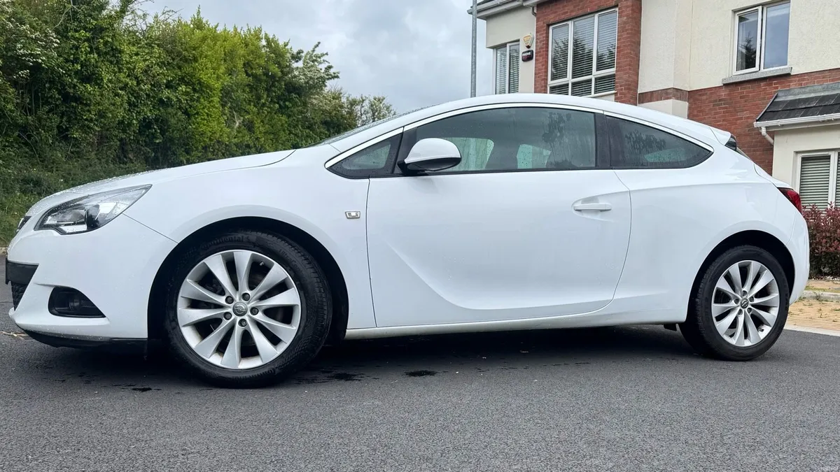 Opel Astra GTC 🤫 Disel - Image 2