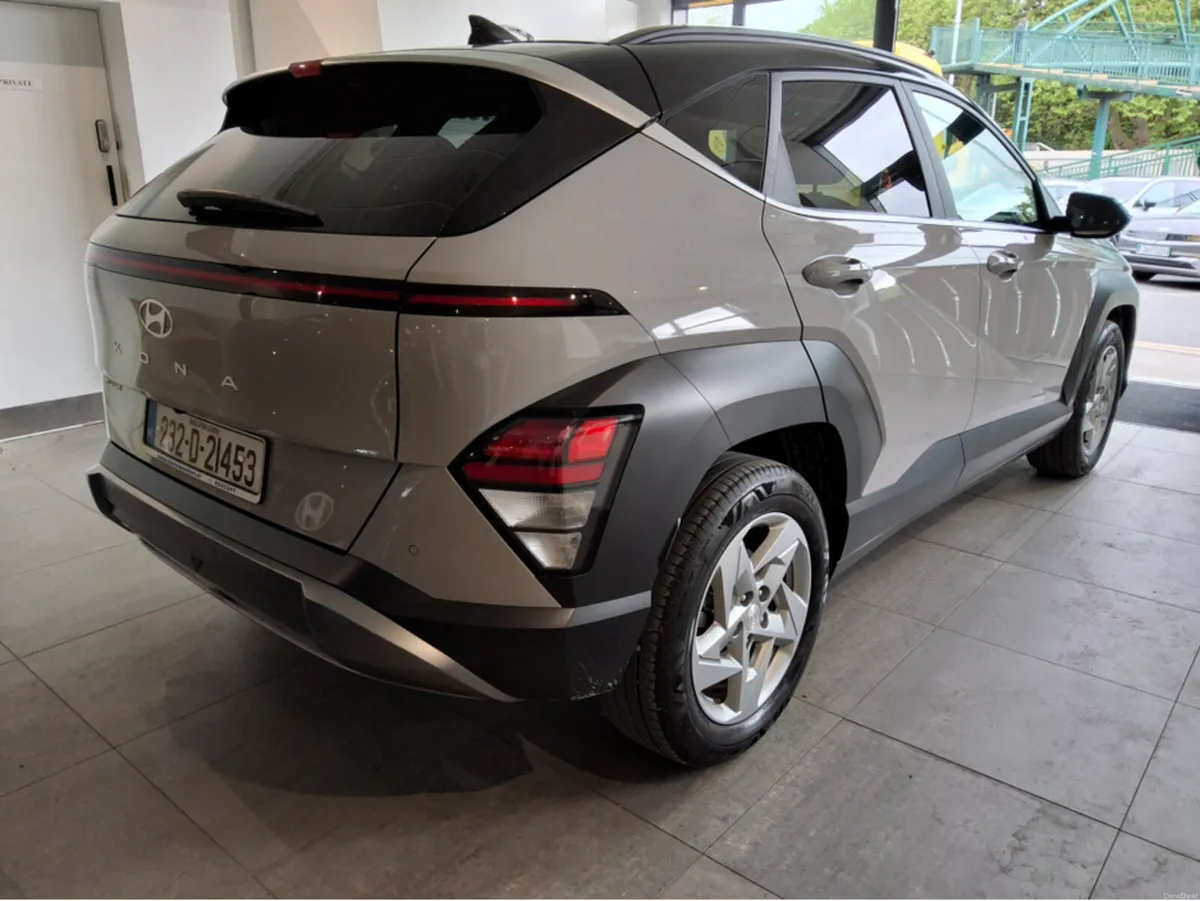 Hyundai KONA ELEGANCE **TWO TONE** - Image 2