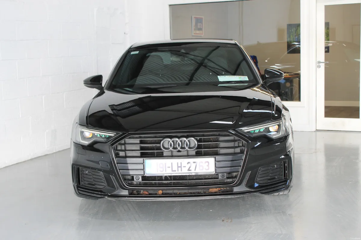 Audi A6 2019, S-Line Black Edition Brilliant Black - Image 3