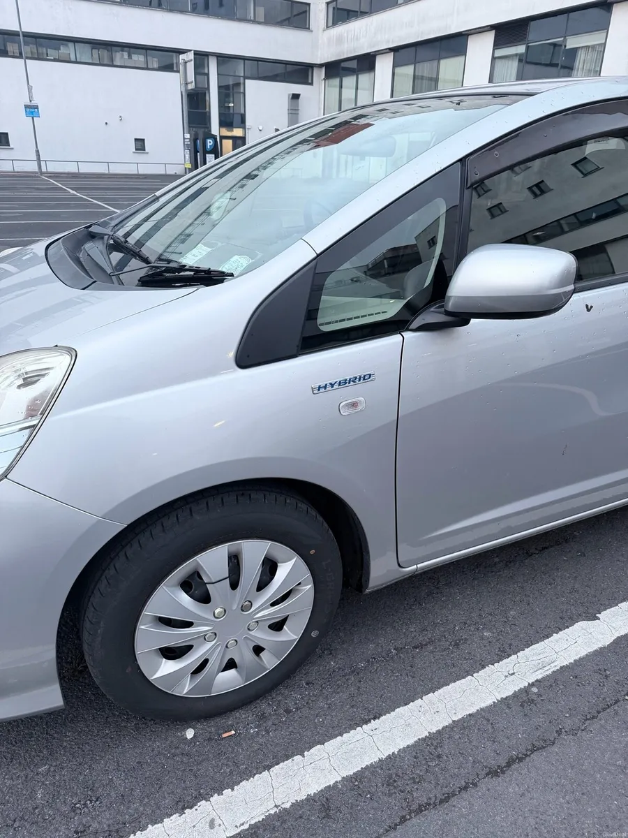 2015 Honda Fit Shuttle Hybrid Automatic - Image 2