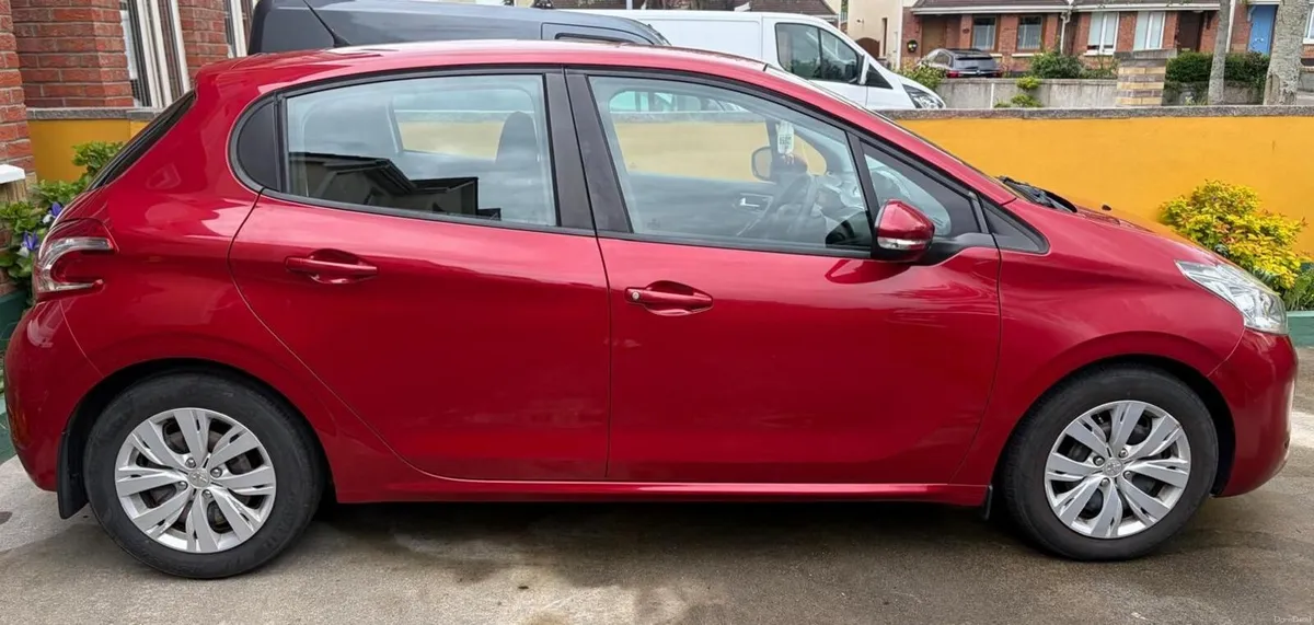 Peugeot 208 2015 - Image 1