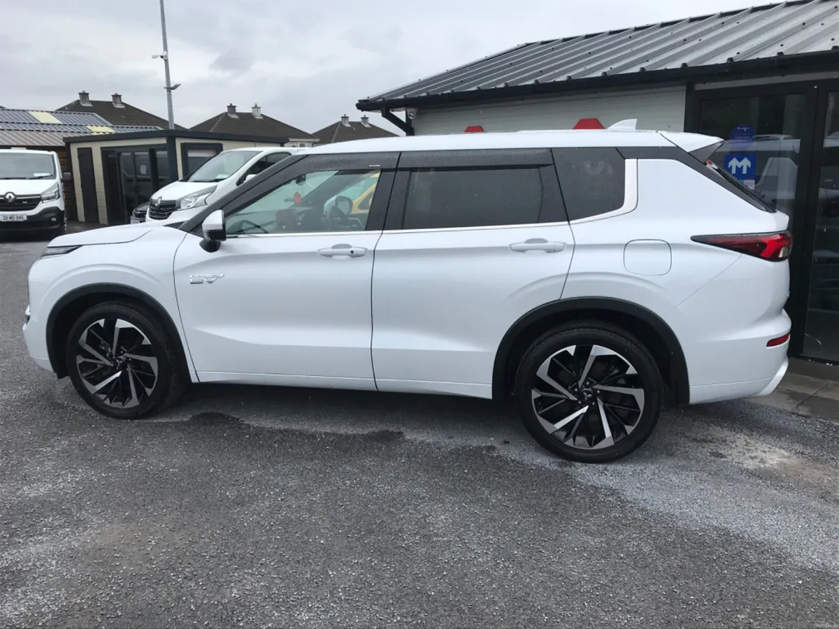 2023 Mitsubishi Outlander HYBRID - Image 2
