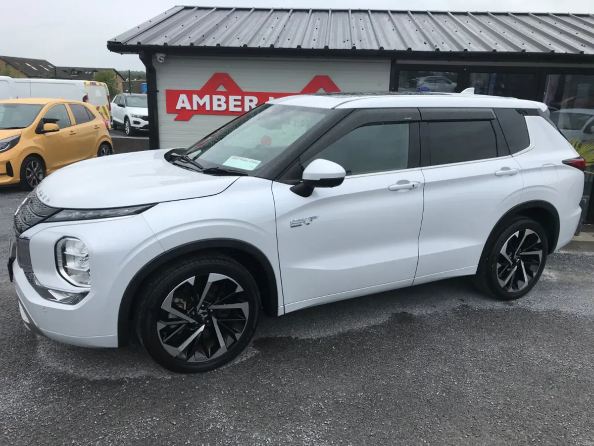 2023 Mitsubishi Outlander HYBRID - Image 1