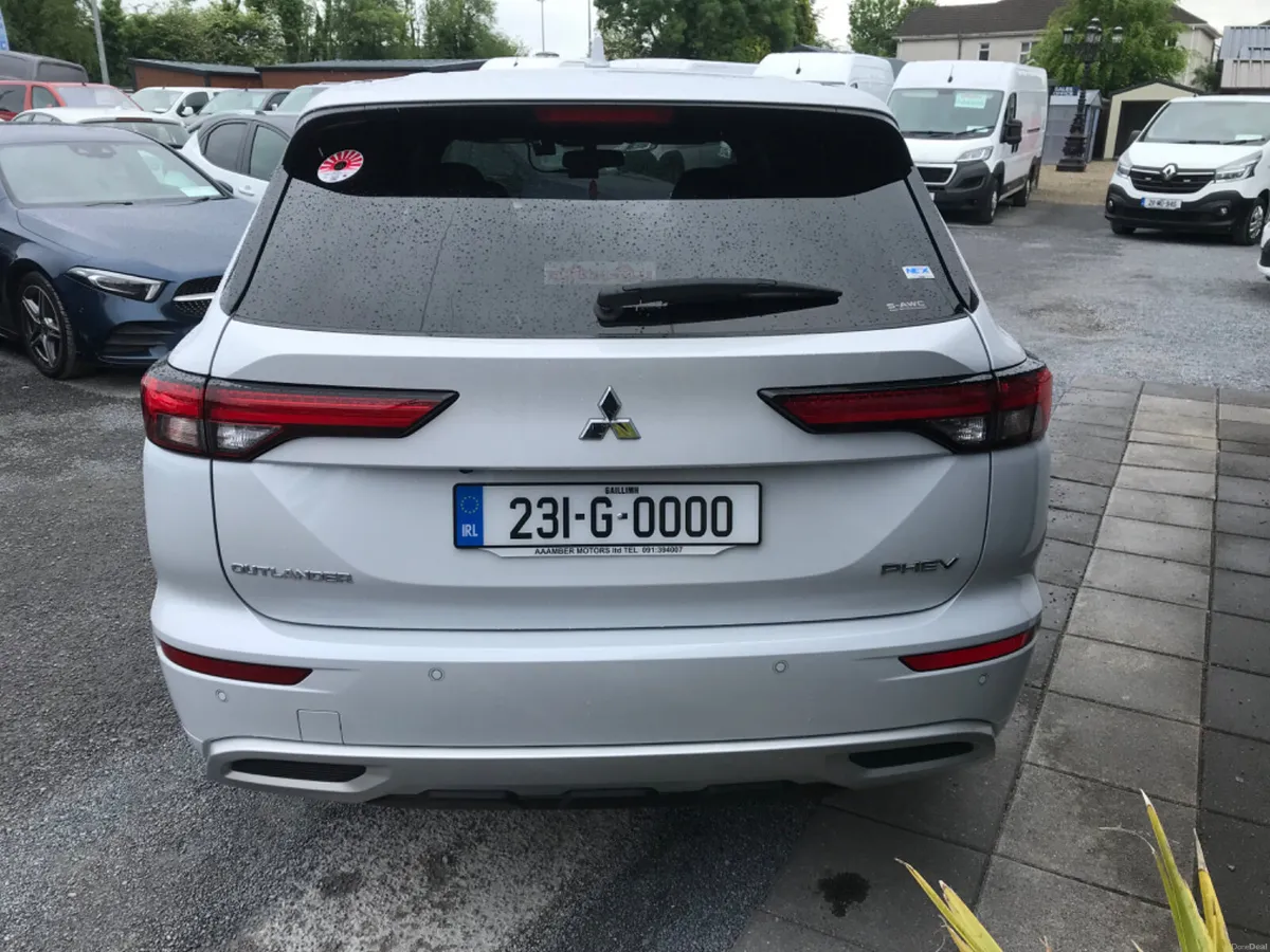 2023 Mitsubishi Outlander HYBRID - Image 3