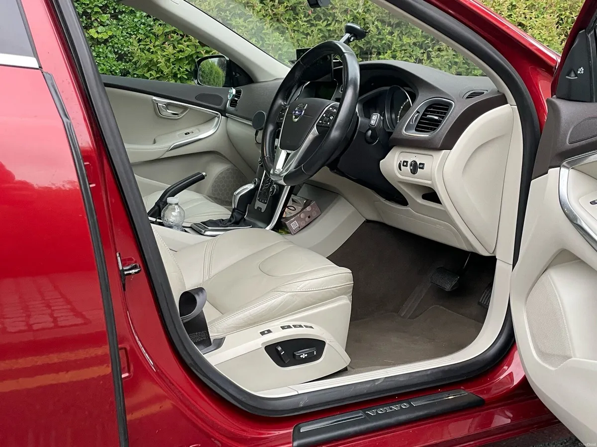 Volvo V40 T4 Automatic with TOP SPEC - Image 5
