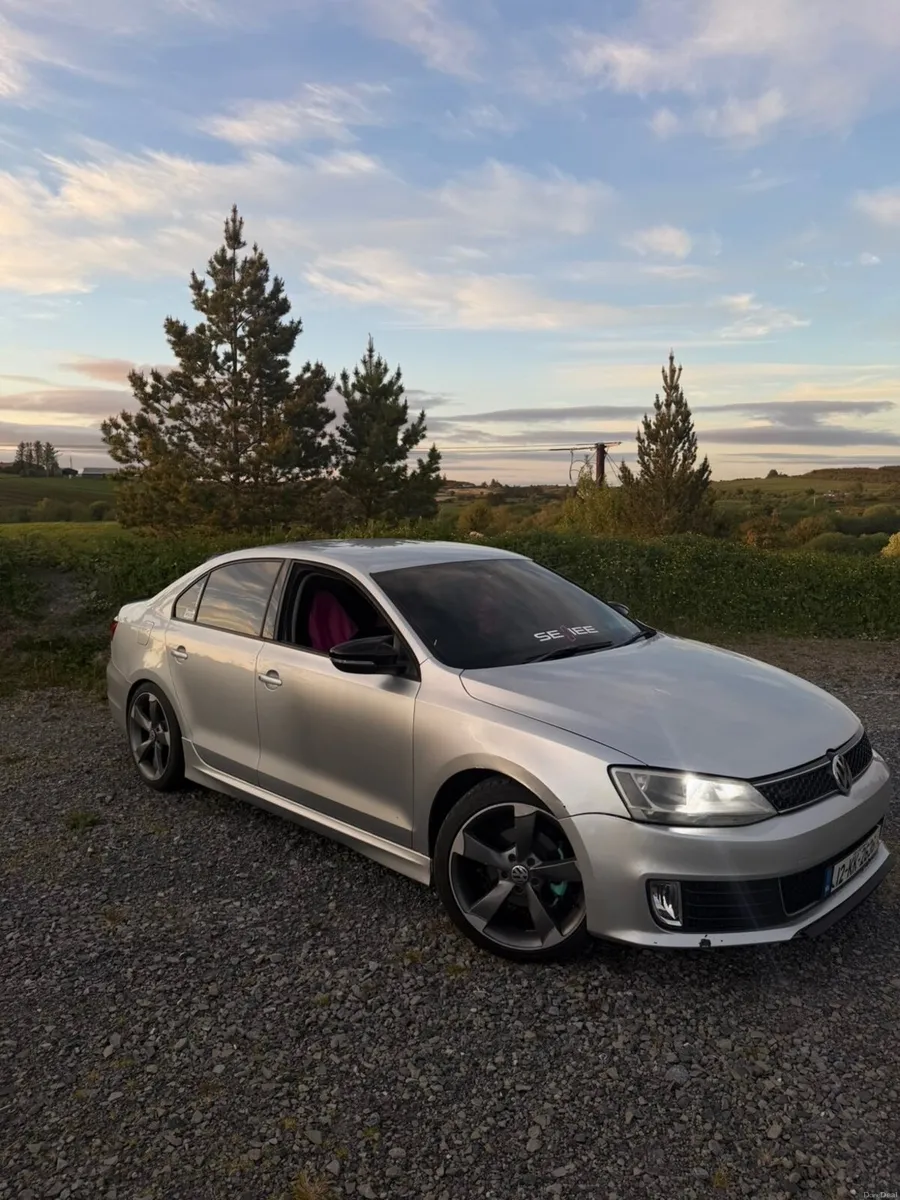 Volkswagen Jetta 2012 - Image 2