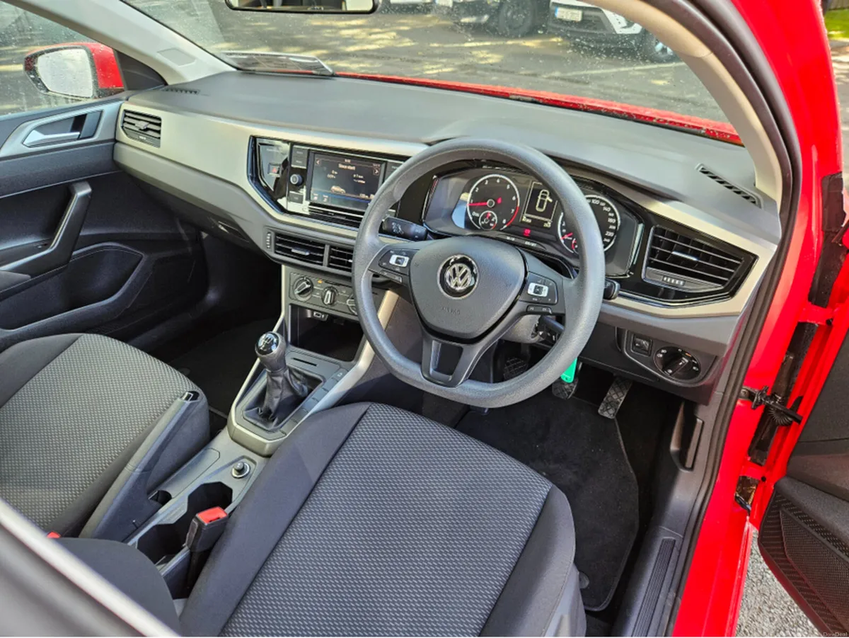 Volkswagen Polo LE 1.0 MANUAL 5SPEED 65HP 5DR - Image 4