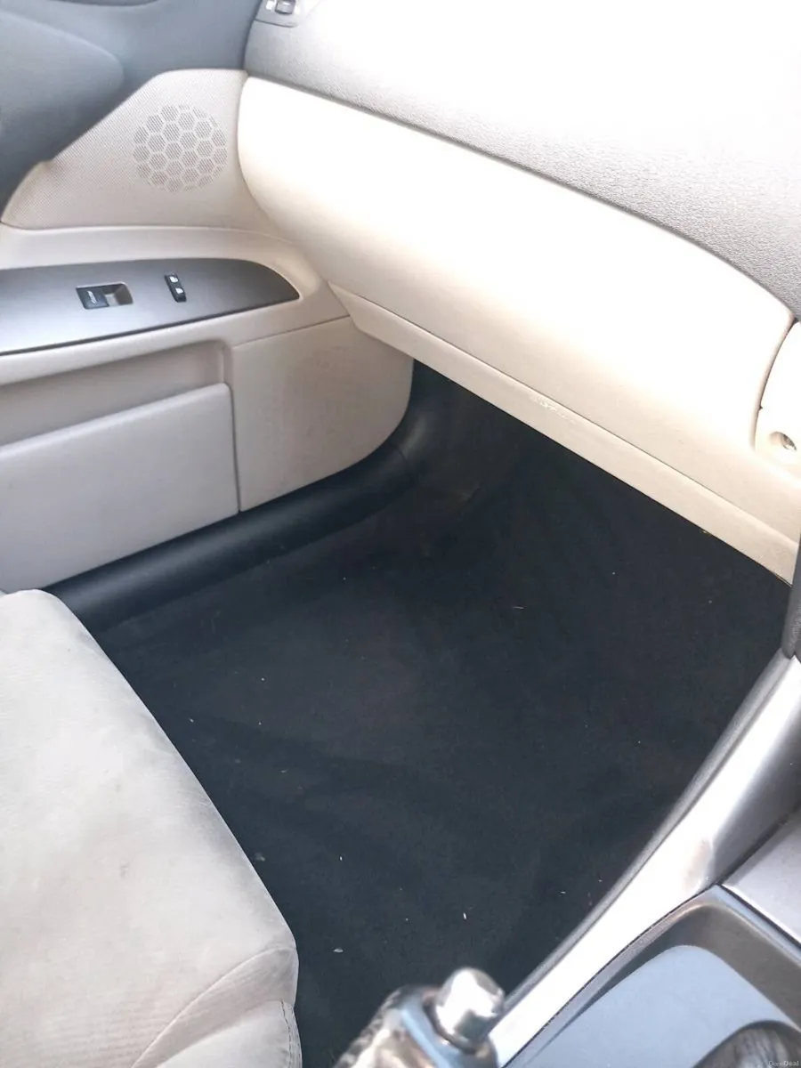 Lexus IS220D - Image 4