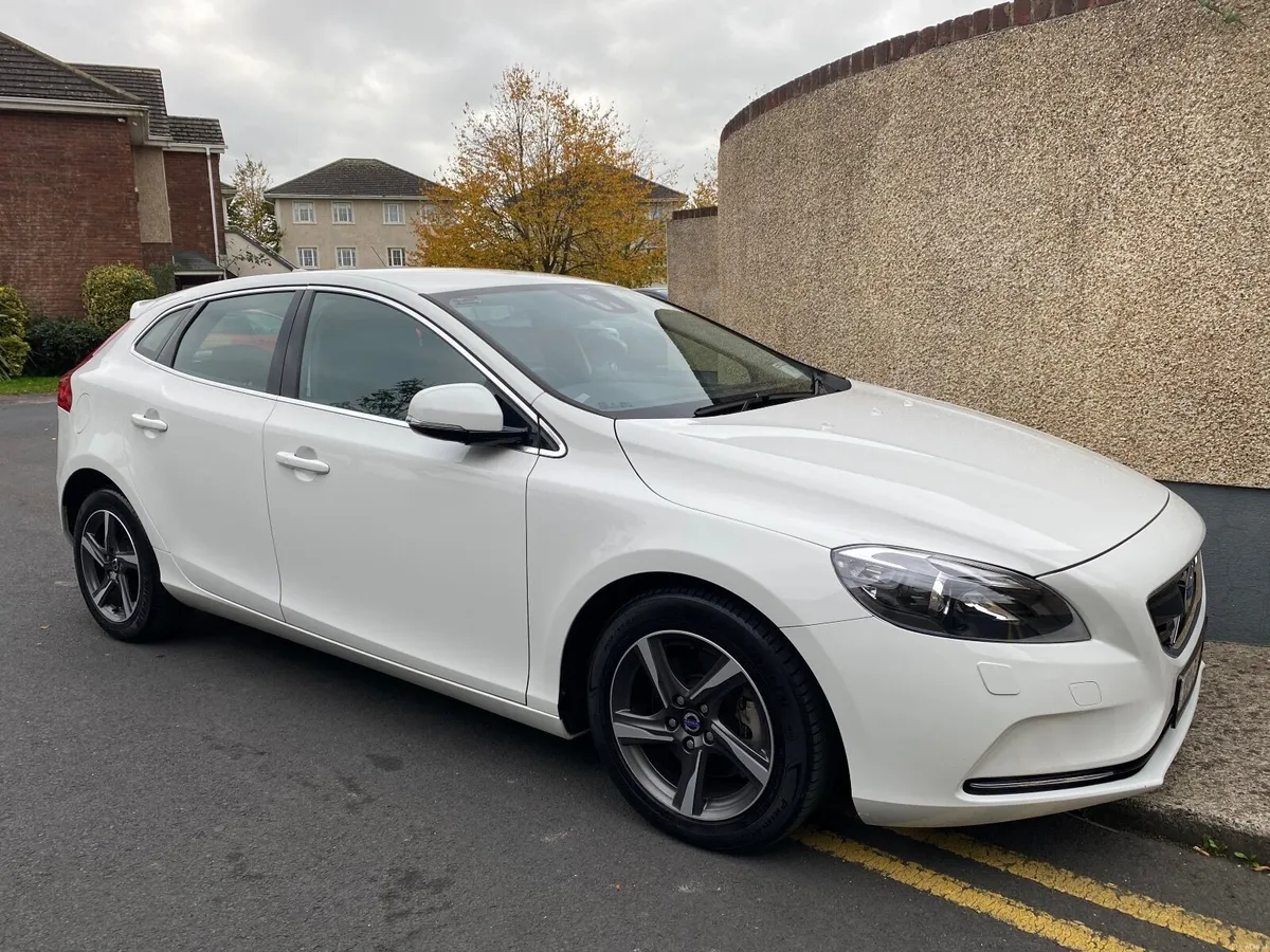 Volvo V40 2013 - Image 1