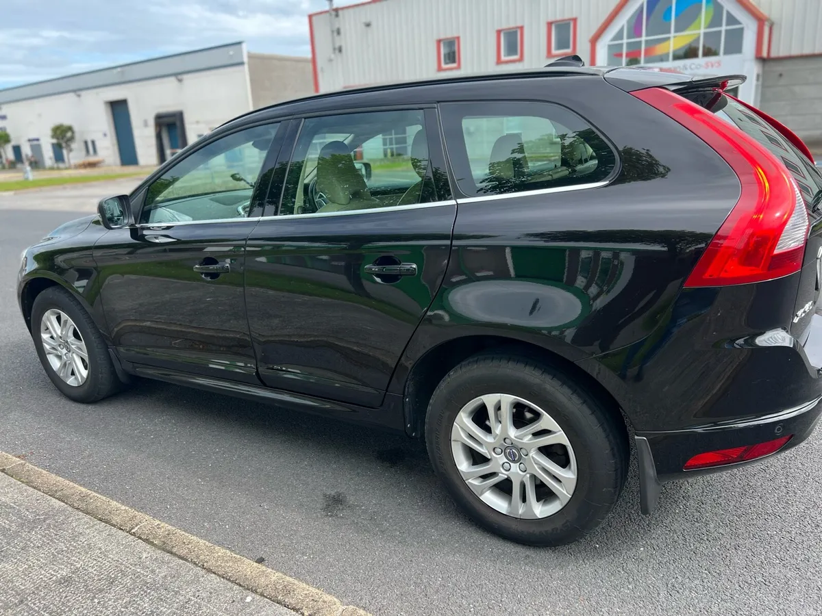 2017 Volvo XC60 Auto 2.0d se Nav 190bhp - Image 3