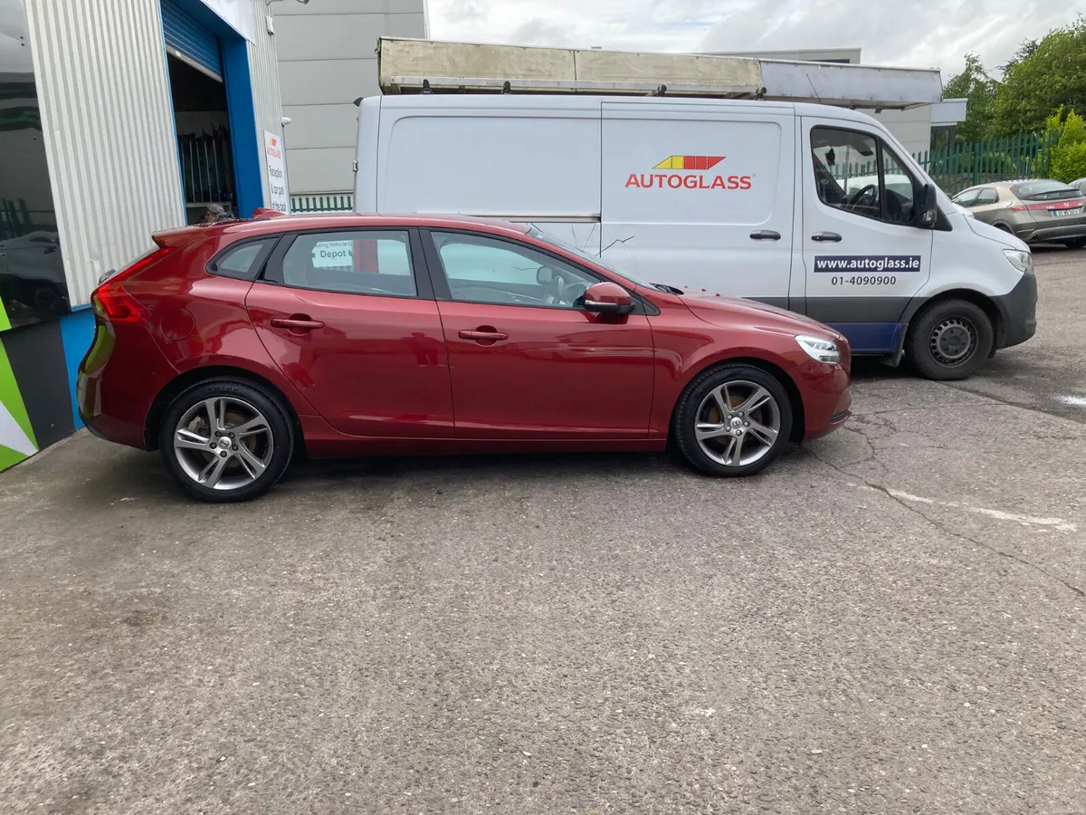 2017 Volvo V40 2.0 Diesel Momentum Edition - Image 3