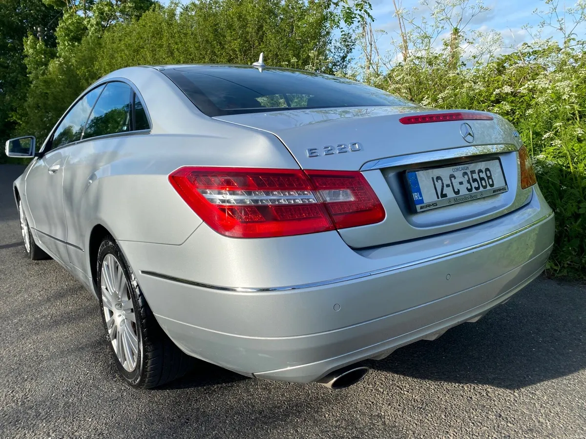 MERCEDES BENZ E COUPÉ AUTA AS NEW - Image 2