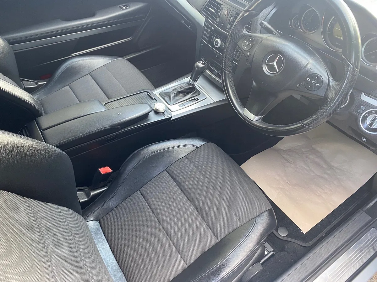 MERCEDES BENZ E COUPÉ AUTA AS NEW - Image 3