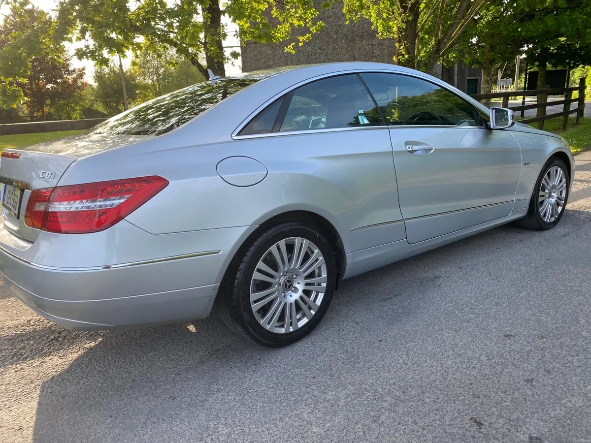 MERCEDES BENZ E COUPÉ AUTA AS NEW - Image 4