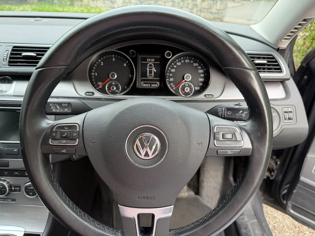 Volkswagen Passat 2014 - Image 2