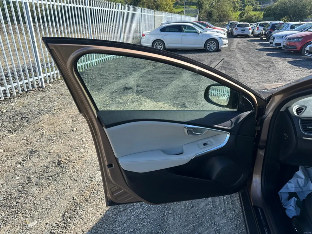 Volvo V40 Country Cross 2.0L Automatic Diesel (346 - Image 4