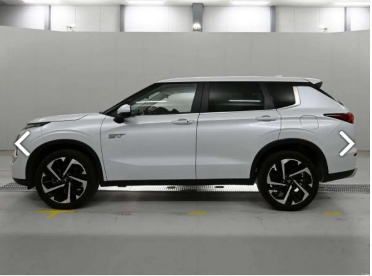 2023 Mitsubishi Outlander 2.4 Plug in hybrid - Image 5