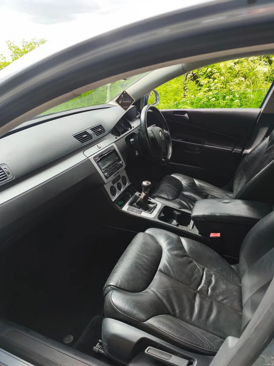 Volkswagen Passat 2009 - Image 2