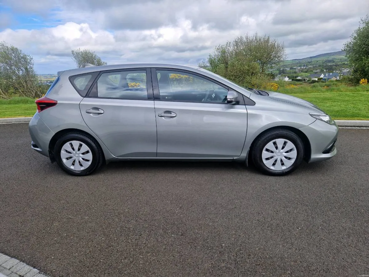 2015 Toyota Auris Low Kms - Image 4