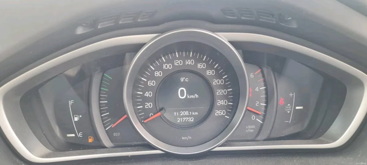 Volvo V40 - Image 2