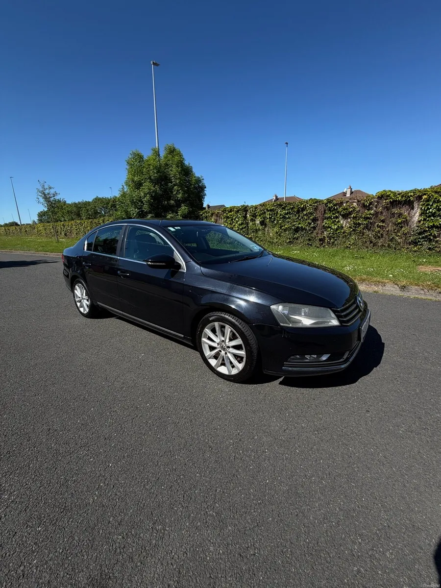 2011 Volkswagen Passat - Image 2