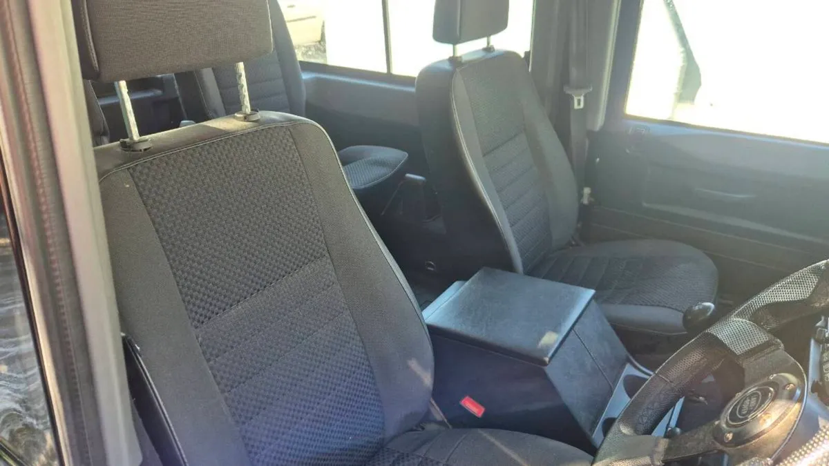 Land rover Defender - Image 5
