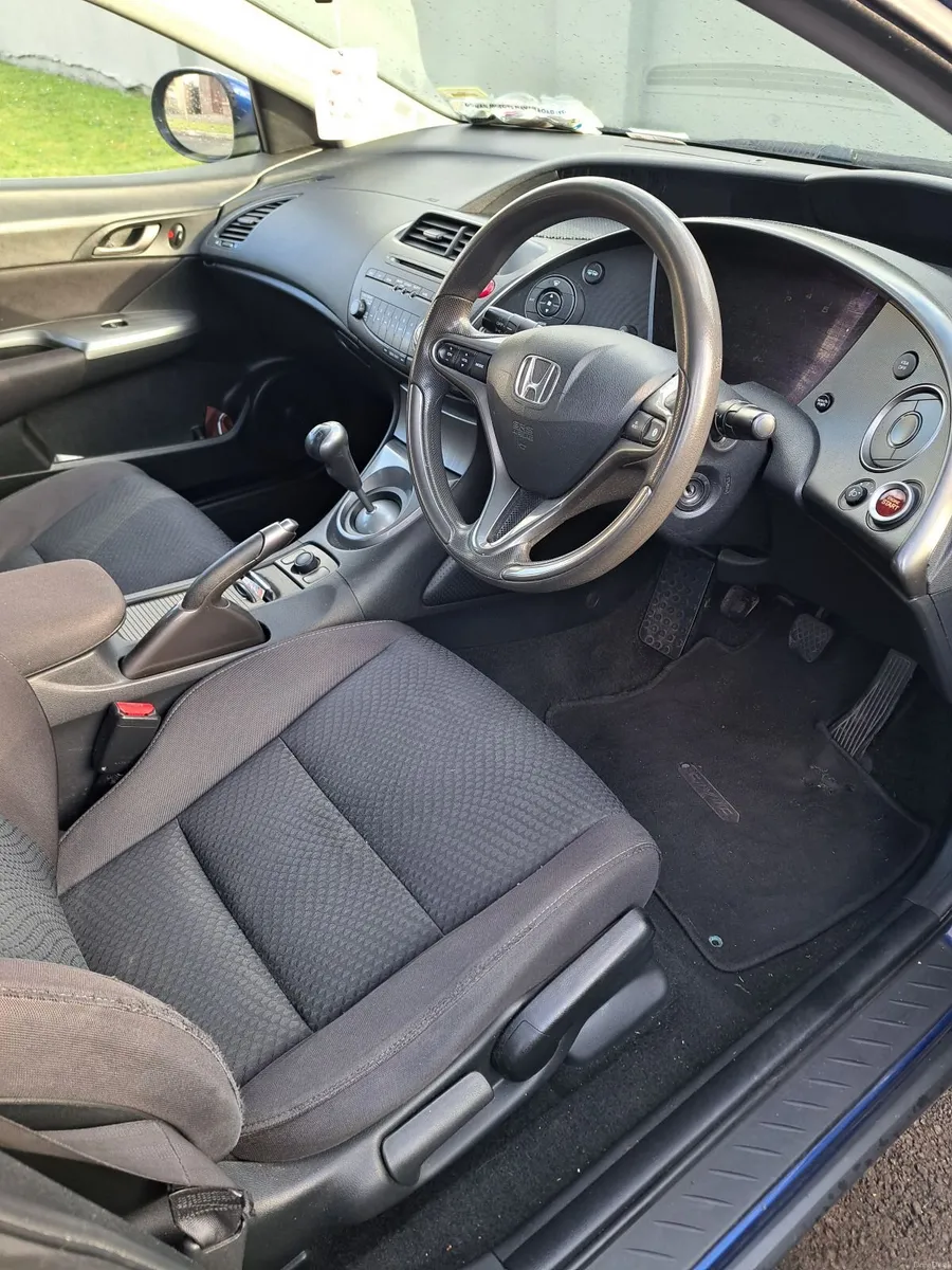 Honda Civic 2010 - Image 2