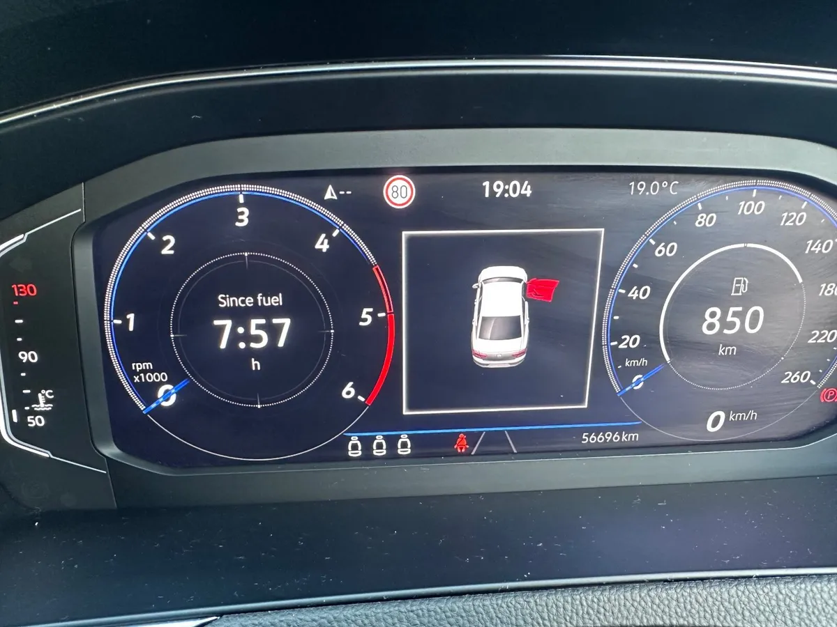 Volkswagen Passat 2022 - Image 2