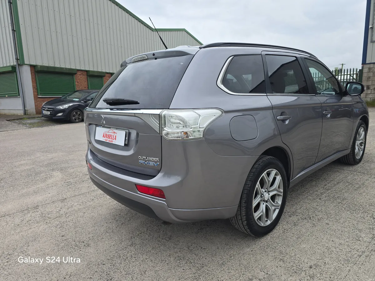 Mitsubishi Outlander 2.0 Plug-in Hybrid - Image 4