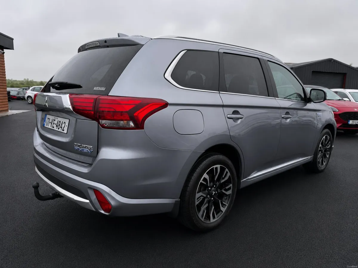 17 Mitsubishi Outlander 2.0 petrol hybrid 4x4 - Image 4