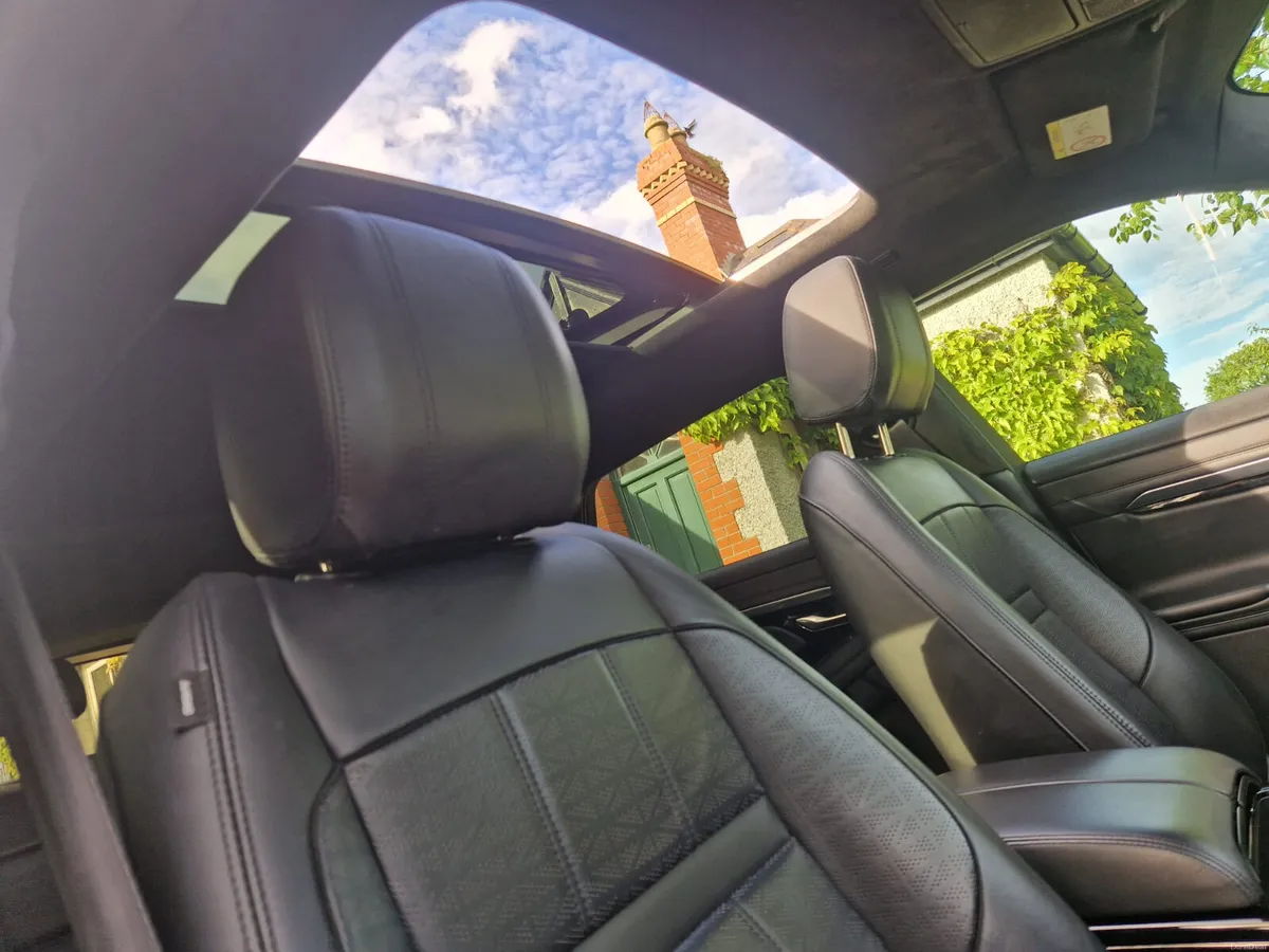 ✅ R-Dynamic. Automatic. 4x4 Pan roof 2-YR-Warranty - Image 4