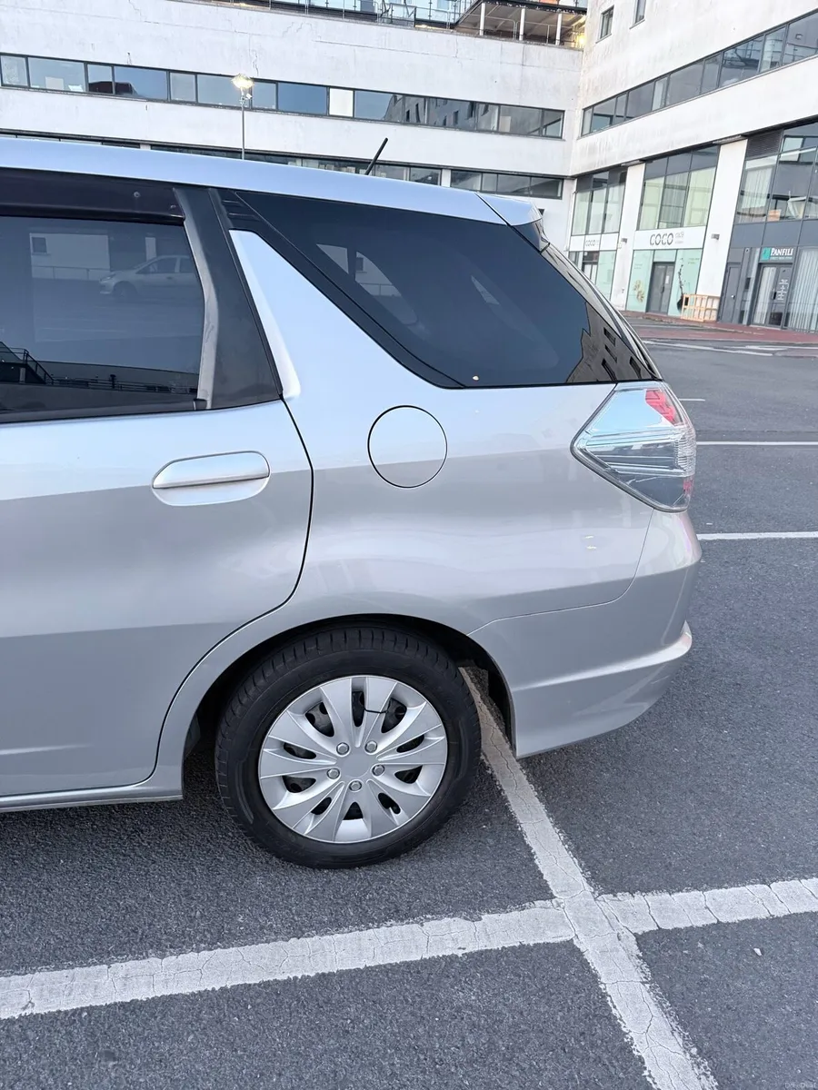 2015 Honda Fit Shuttle Hybrid Automatic - Image 4