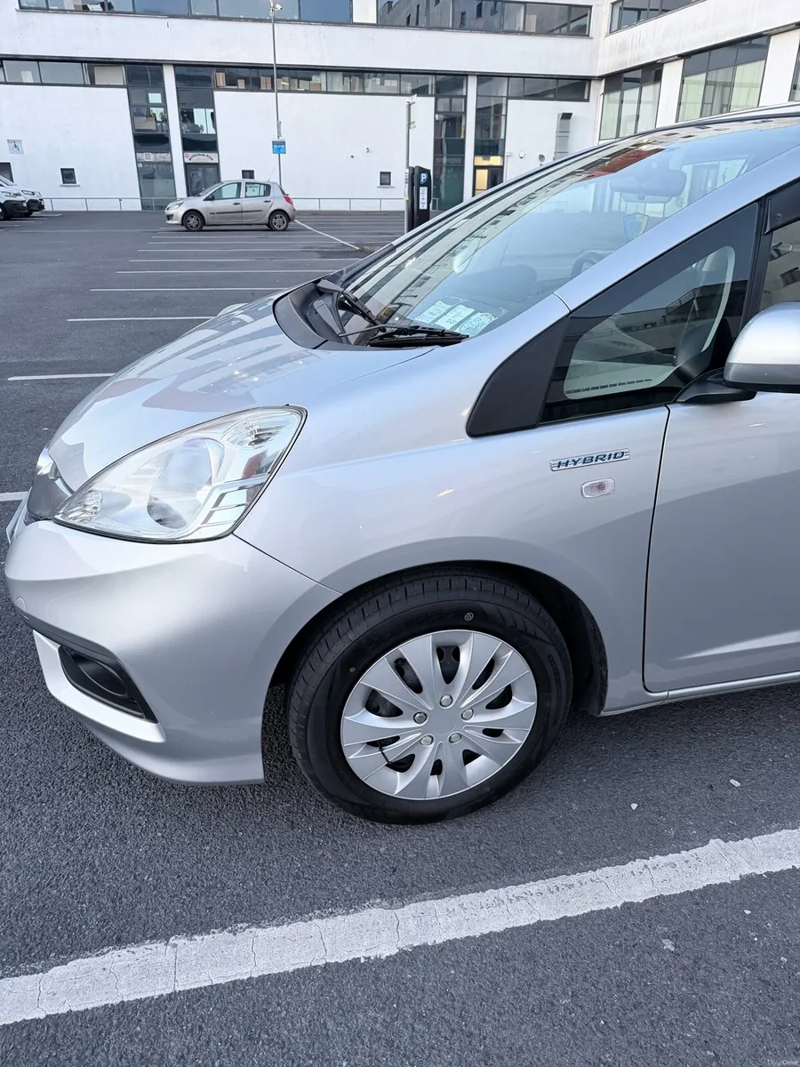 2015 Honda Fit Shuttle Hybrid Automatic - Image 3