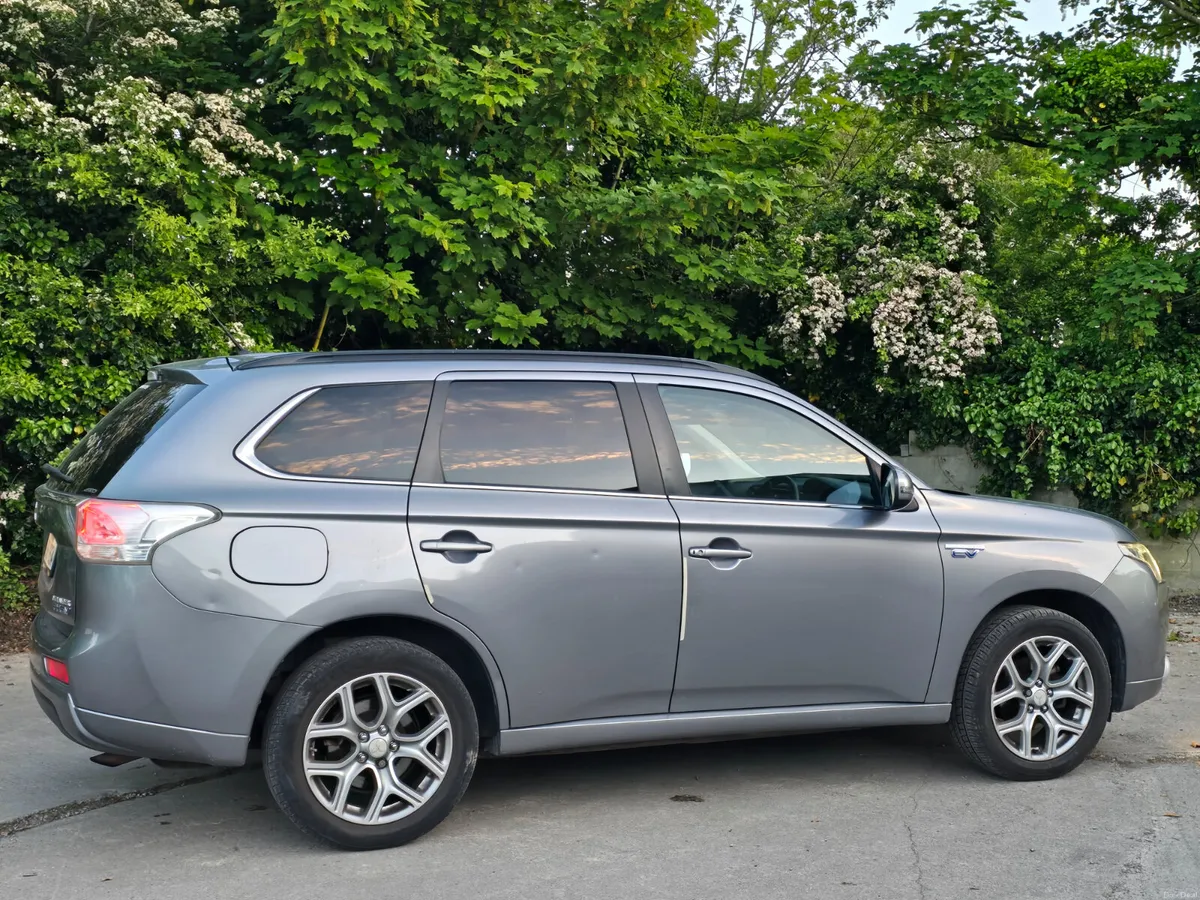 Mitsubishi Outlander 2015 hybrid.  Auto low miles - Image 3