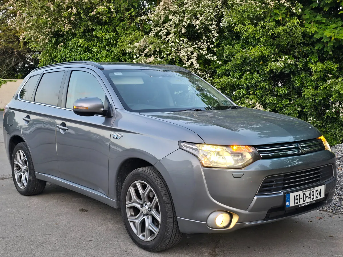 Mitsubishi Outlander 2015 hybrid.  Auto low miles - Image 5
