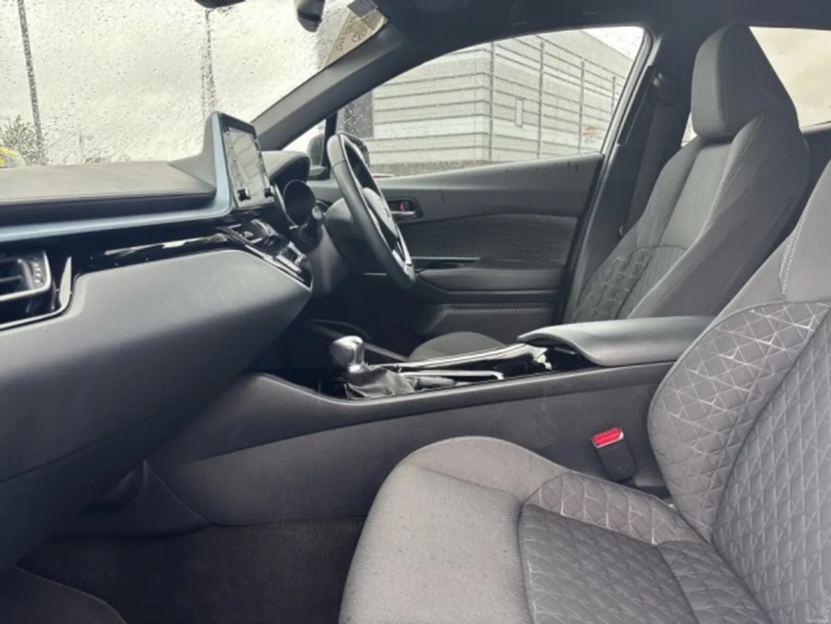 Toyota C-HR Hybrid - Sport BiTone Edition - 1.8 Au - Image 4